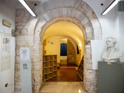Oltrepassato un arco cinquecentesco ci sono altri ambienti...